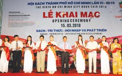 Lãnh đạo T.Ư và TP.HCM cắt băng khai mạc Hội sách TP.HCM lần VI-2010.